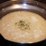 〆の雑炊リゾット（チーズ・パセリ・もち入り）
※こちらは「白の牛もつ鍋（みそ風味）」のみです。