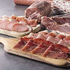 オーダーごとにカット! 当店自慢のシャリュキュトリー各種