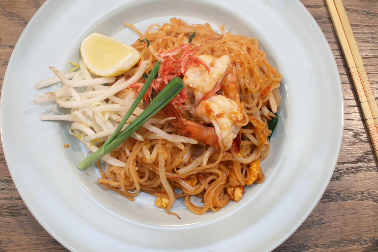 スクンビット ソイ55 のブッフェ付きランチパッタイ