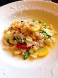 パスタフレスカメニュー例（月替わり）：セモリナ粉のニョケッティ　小海老と夏野菜のドライトマト風味