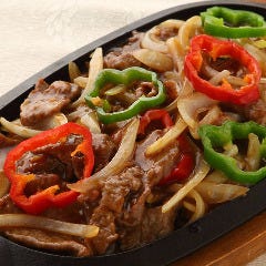 牛肉の鉄板焼き（黒胡椒）