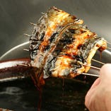 材料は醤油と味醂に鰻の旨味のみ。200年継ぎ足しの秘伝のたれ。