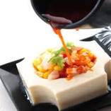 【キノコと海老すり身の豆腐蒸し】
色鮮やかな料理も魅力の一つ