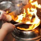 調理歴30年以上のシェフがご家庭では真似出来ない強火で作る本格中華！海鮮、肉類、野菜など様々な旬食材を使用！