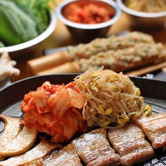 焼台いっぱいに豚肉を！