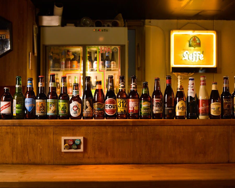 8種類のドラフトビールと、50種類を超えるボトルビールをご用意
