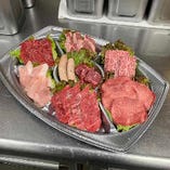 「食肉センターセット」は5,000円（税抜）。一品料理も充実
