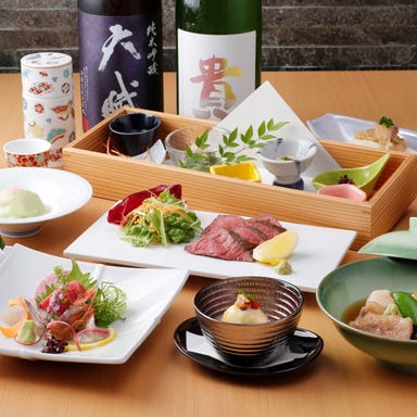 個室会席 和食日和 おさけと 神楽坂_名物の「彩り八寸八種盛り合せ付き」や季節の味わいをご用意しております。