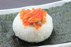 函館 開陽亭 すすきの総本店_ウニを贅沢につかったうにぎり！！
中にもウニ。上にもウニ。