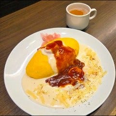 北極星 京都ポルタ店_炙りチーズのエビ入りトマトクリームソースオムライス