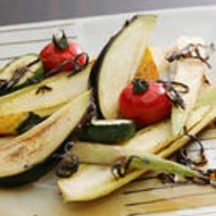 季節の有機野菜の炭火サラダ