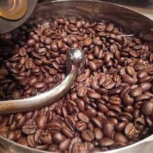 厳選された自家焙煎のコーヒー豆