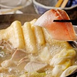 【冬季限定】鍋が煮える前にお刺身に舌鼓を打つ！脂の乗った天然ブリがよく合います