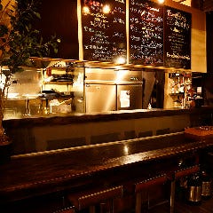 ムードが漂うカウンターで絶品料理と多彩なお酒をお楽しみ下さい