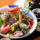 【看板メニュー！】お刺身盛り合せ定食
(生本マグロ入り)