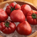 最高峰のブランドトマト『狼桃トマト』は高知県西部、四万十川源流の十和村産。糖度９％以上の甘さに加え酸味とのバランスも抜群。夏季限定品。