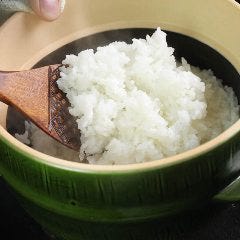 メインディッシュは炊き立ての土鍋ご飯。季節のお供とご一緒に♪