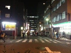 通路を抜けると左手にパーキングと右手にファミリーマートがありますのでその間の道を進みます