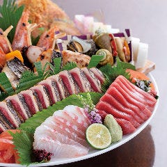 【土佐の郷土料理】皿鉢（さわち）山海の幸を一皿に盛り込み