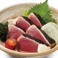 炭火で炙った、祢保希自慢の鰹のたたきです。