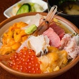 超贅沢！【特選海鮮丼】
味噌汁・漬け物付き