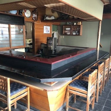 京料理 仕出し 甚平_落ち着くカウンター席・2階は座敷テーブル