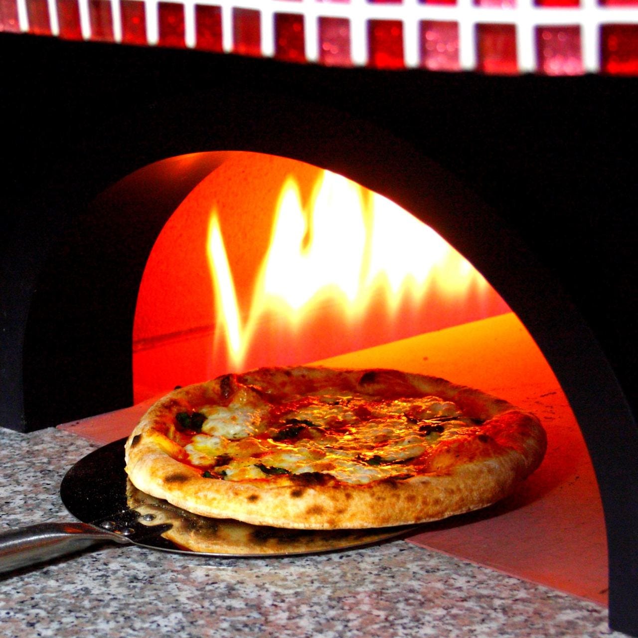 ピザ職人が、300℃以上の高温で焼き上げる本格石窯ピザ！