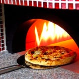 300℃以上で焼き上げる本格石窯ピザ