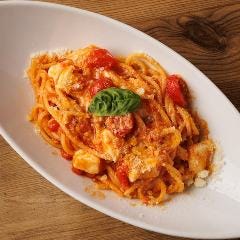 和牛と石窯ピザのイタリアン ピザコゾウ 横浜 関内_バジルとモッツァレラのトマトソース