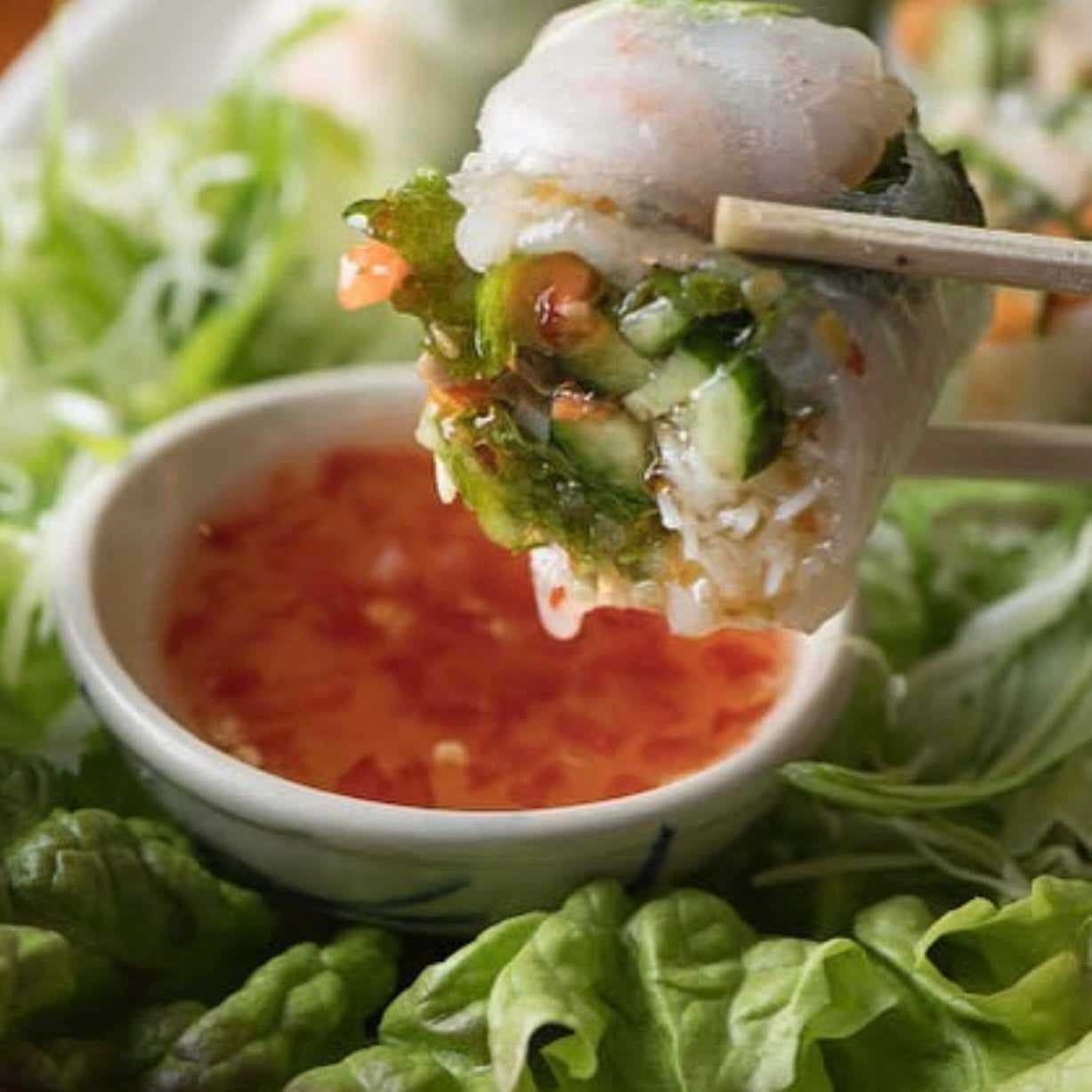 特製ダレにつけた生春巻き