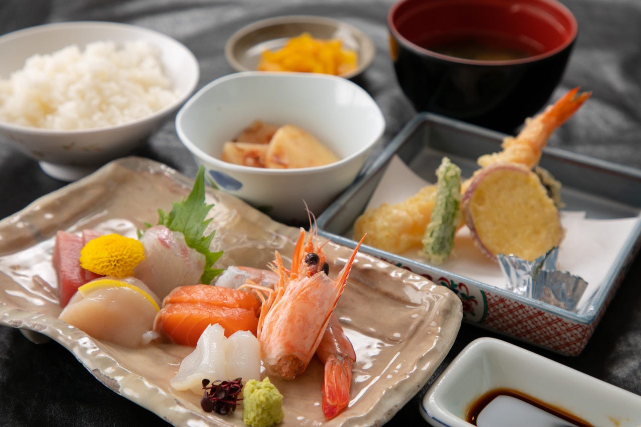 旬を味わえるお造り天ぷら定食に舌鼓
