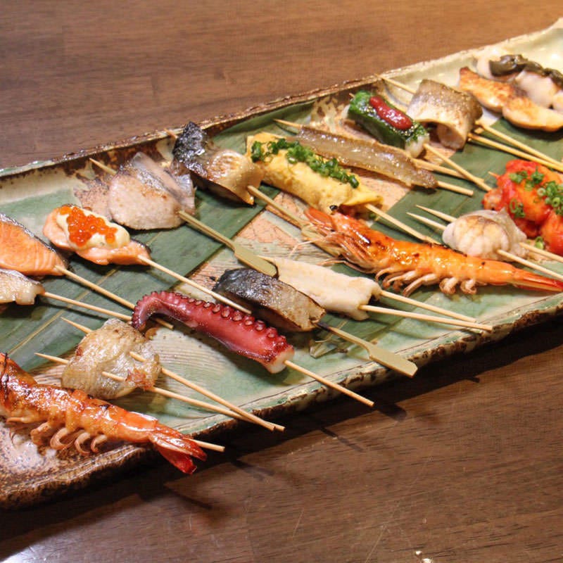 肉・野菜・魚介等バラエティ豊かな鉄板串焼きをご用意