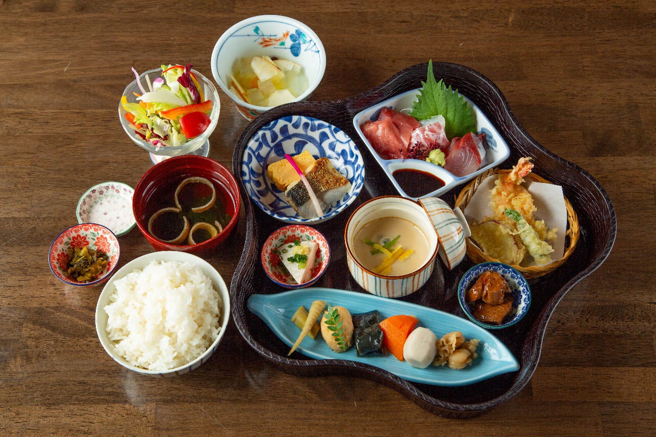 刺身や天ぷらなどさまざまな料理が並ぶ大枡だいます玉造店の大枡御膳