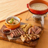 お肉×チーズフォンデュ！アツアツのチーズとお肉は間違いなし！