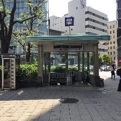 堺筋本町駅17番出口。
本町通と堺筋の交差しているところにあります。
ホリーズカフェさんと千鳥屋宗家さんが目印です。