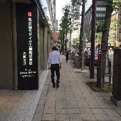 さらに進むと、恐竜の化石の博士が座っていたり、モザイク柄の綺麗なショールームがあります。曲がり角までもうすぐです。