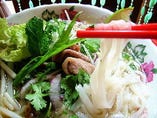 フォーボー。牛肉のベトナムうどん。お米のモチモチした麺がフォー。牛肉からでる濃厚なダシにライムをしぼってさっぱりと