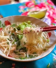濃厚なコクの丸鶏スープ・・ 　白いお米の麺がシコシコと