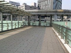 JR新横浜駅北口2階より遊歩道を通り突き当たり右折