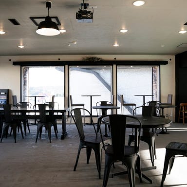 HAKUBA BEER GARAGE_テーブル席(2~4名様×2卓)(2~4名様×9卓)(5~6名様×1卓)(7~8名様×1卓)