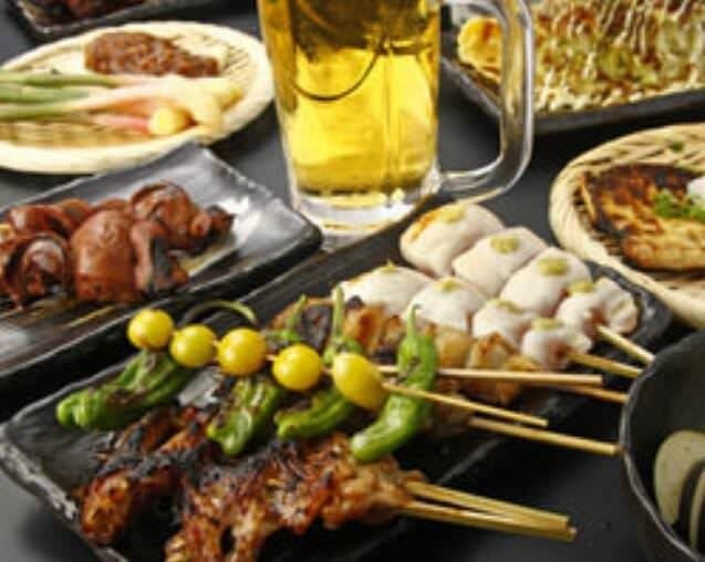 焼き鳥やビールなどが並んだテーブル