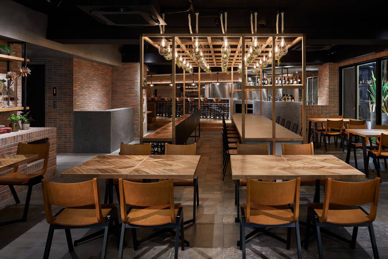 ナチュラルでスタイリッシュな雰囲気のテーブル席