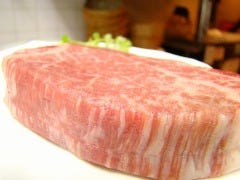 上質な霜降り肉を 赤ワインのソースでどうぞ…