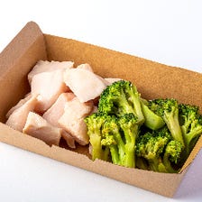 【低温調理】ジューシー鶏ムネ肉とブロッコリー(たんぱく質48g 脂質8g 炭水化物10g 304kcal)