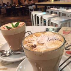 コーヒーや紅茶とともにこだわりのスイーツをお楽しみください。