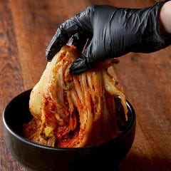10種類以上のスパイスが効いた本場の味、自家製キムチをぜひ！