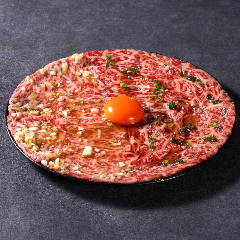 『炙りシルクユッケ』は、絹のような口当たりが自慢の新名物