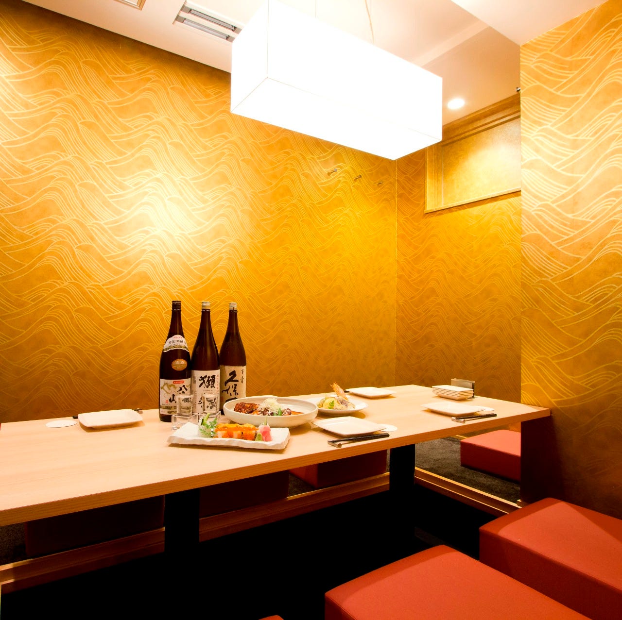 お酒や料理が並べられた鮨と酒日和 ととうお 秋葉原駅前店の店内の様子