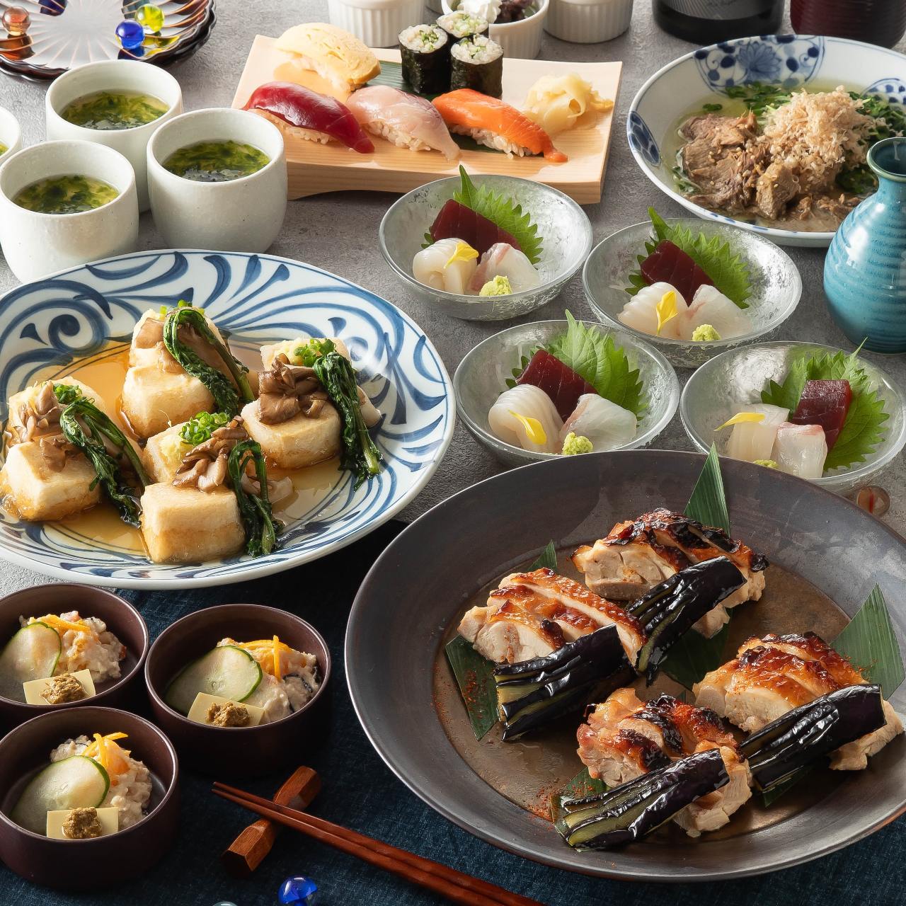 鮨と酒日和 ととうお 秋葉原駅前店のあかつきコース料理が並べられている様子