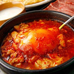 調味料をあまり使わず素材の味を活かしたチゲ!生卵との相性抜群